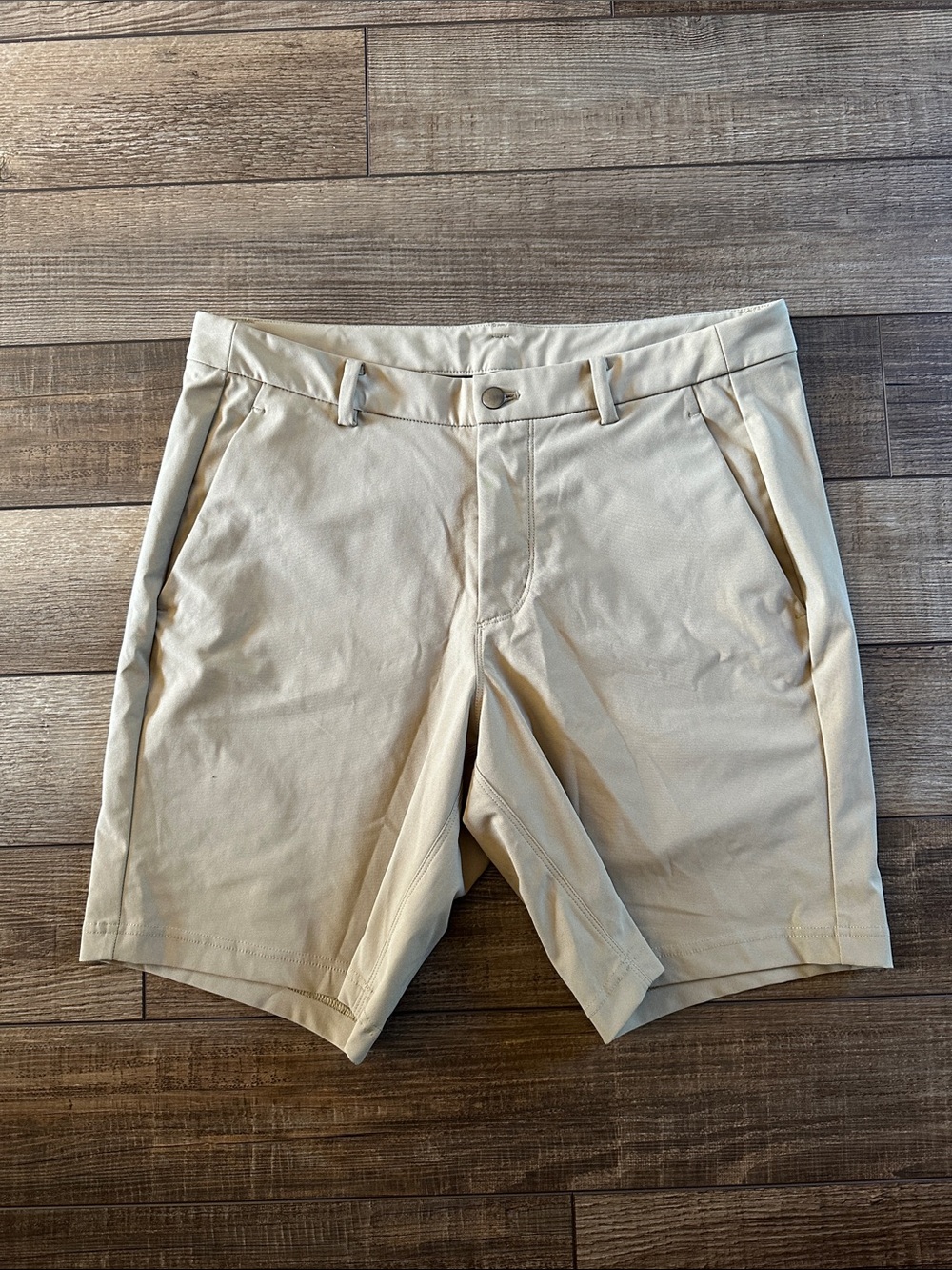 NWOT lululemon athletica Men's Flat-Front Chino Shorts in Light Beige